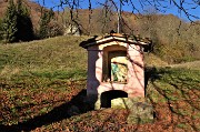 65 Colori autunnali alla 'santella' della Madonna di Caravaggio nel prato sotto un ippocastano